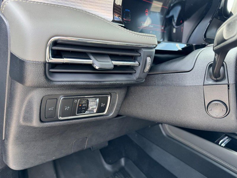 Used 2025 Lincoln Corsair Reserve w/ Rear Removable Package Tray image 14