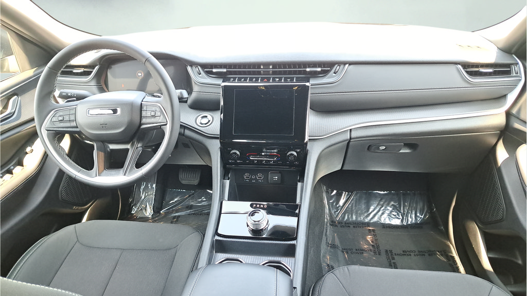 Used 2025 Jeep Grand Cherokee Laredo AWD/4WD image 17