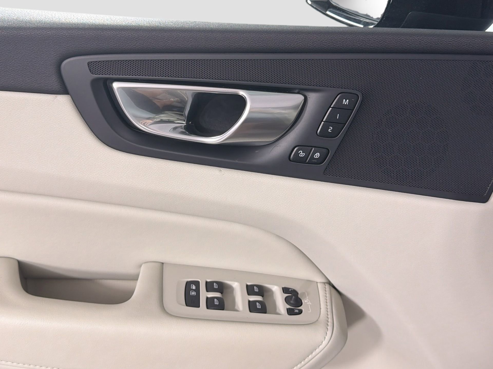 Certified 2024 Volvo XC60 B5 Plus w/ Protection Package Premier AWD/4WD image 18