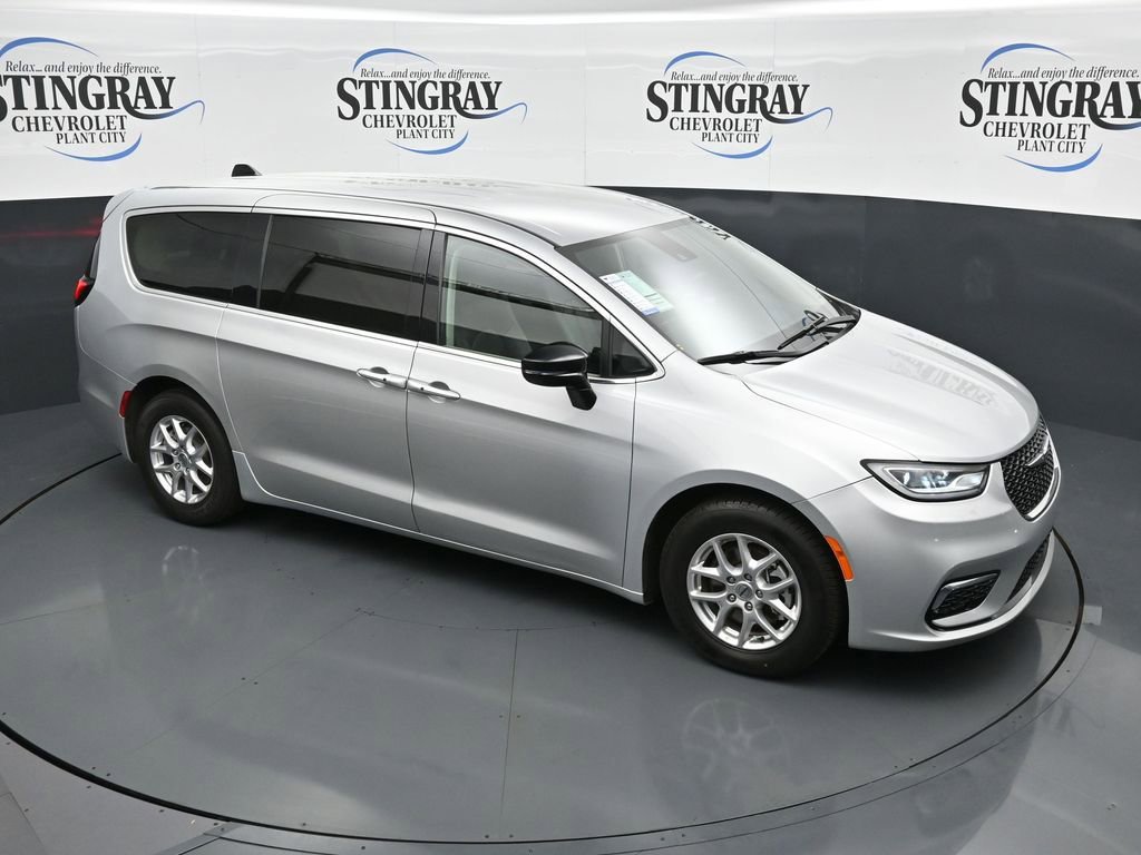 Used 2024 Chrysler Pacifica Touring-L FWD image 18