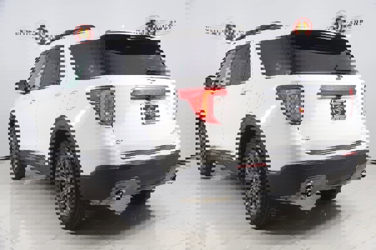 Used 2023 Ford Explorer XLT w/ Equipment Group 202A image 4