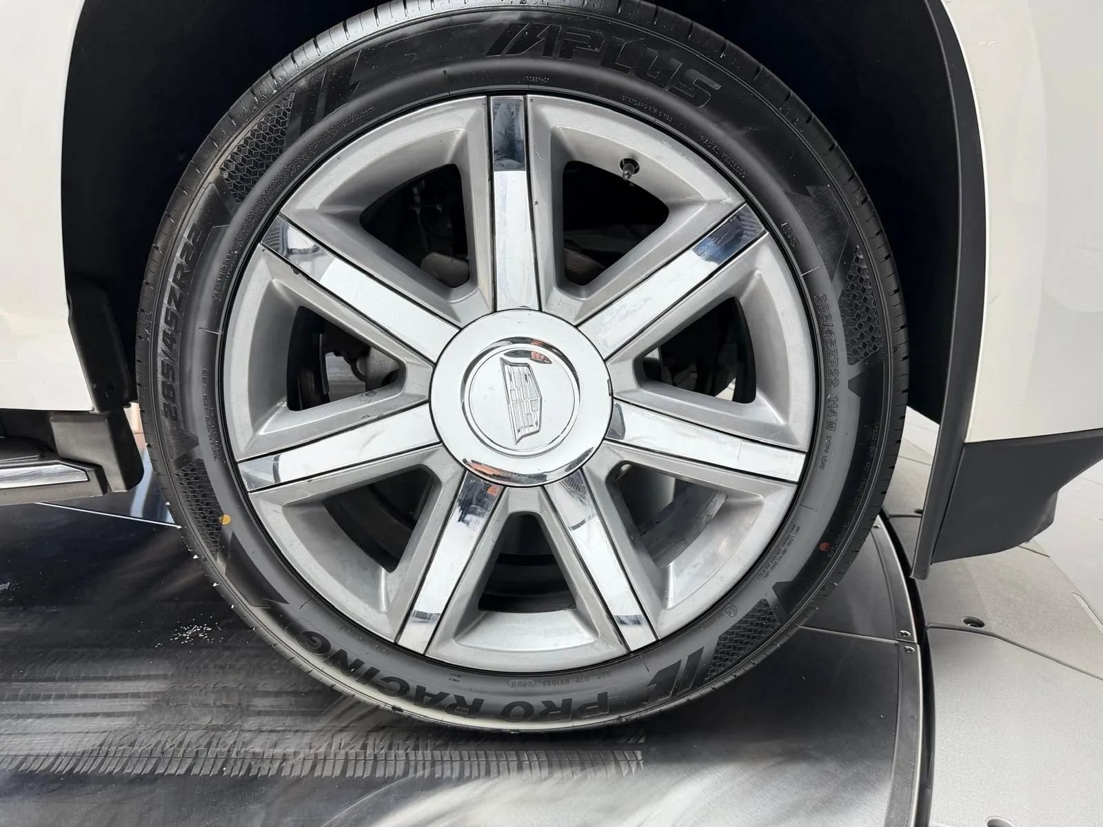Used 2016 Cadillac Escalade ESV Luxury RWD image 9