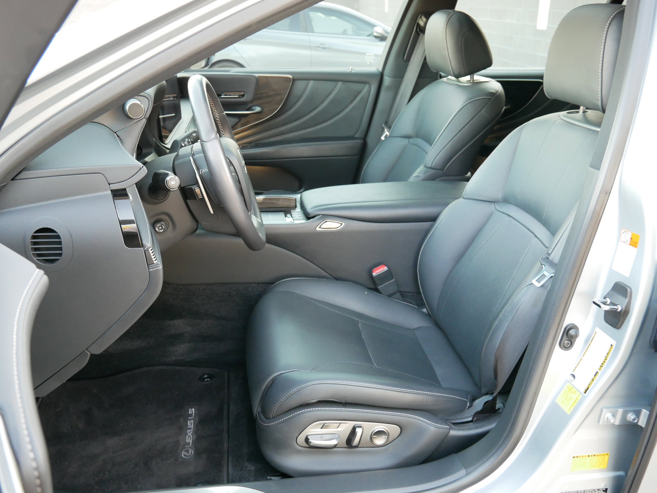 Used 2022 Lexus LS 500 image 2