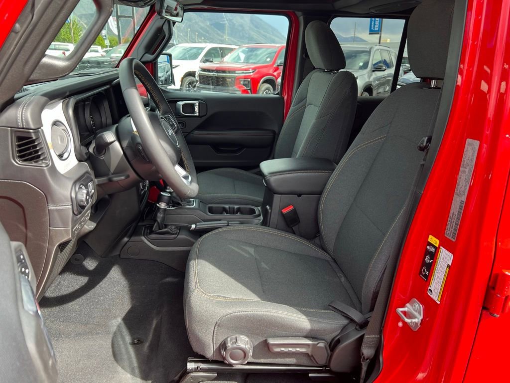 Used 2025 Jeep Wrangler Unlimited Sahara AWD/4WD image 23