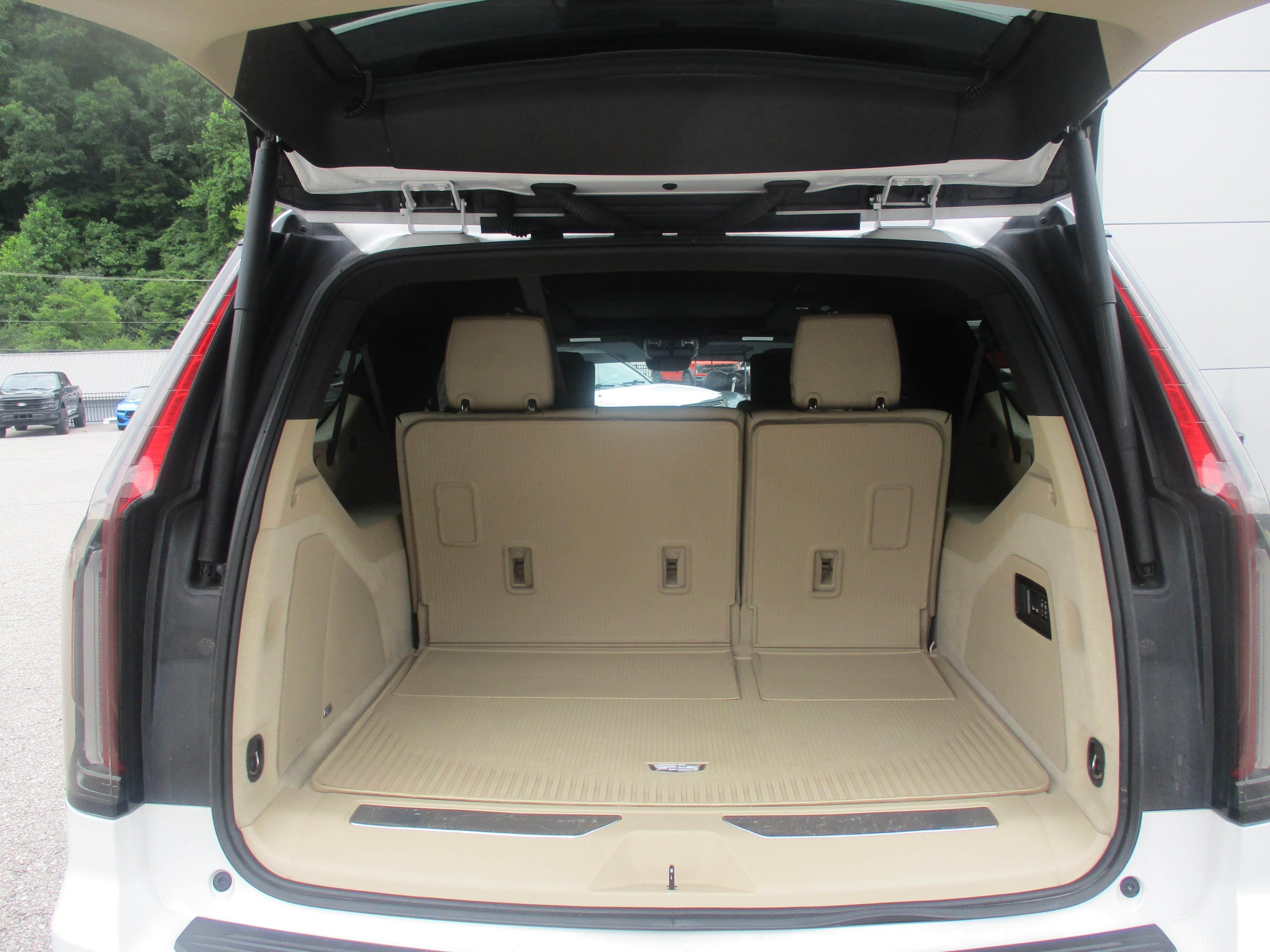 Used 2023 Cadillac Escalade ESV Premium Luxury w/ LPO, Illumination Package AWD/4WD image 9