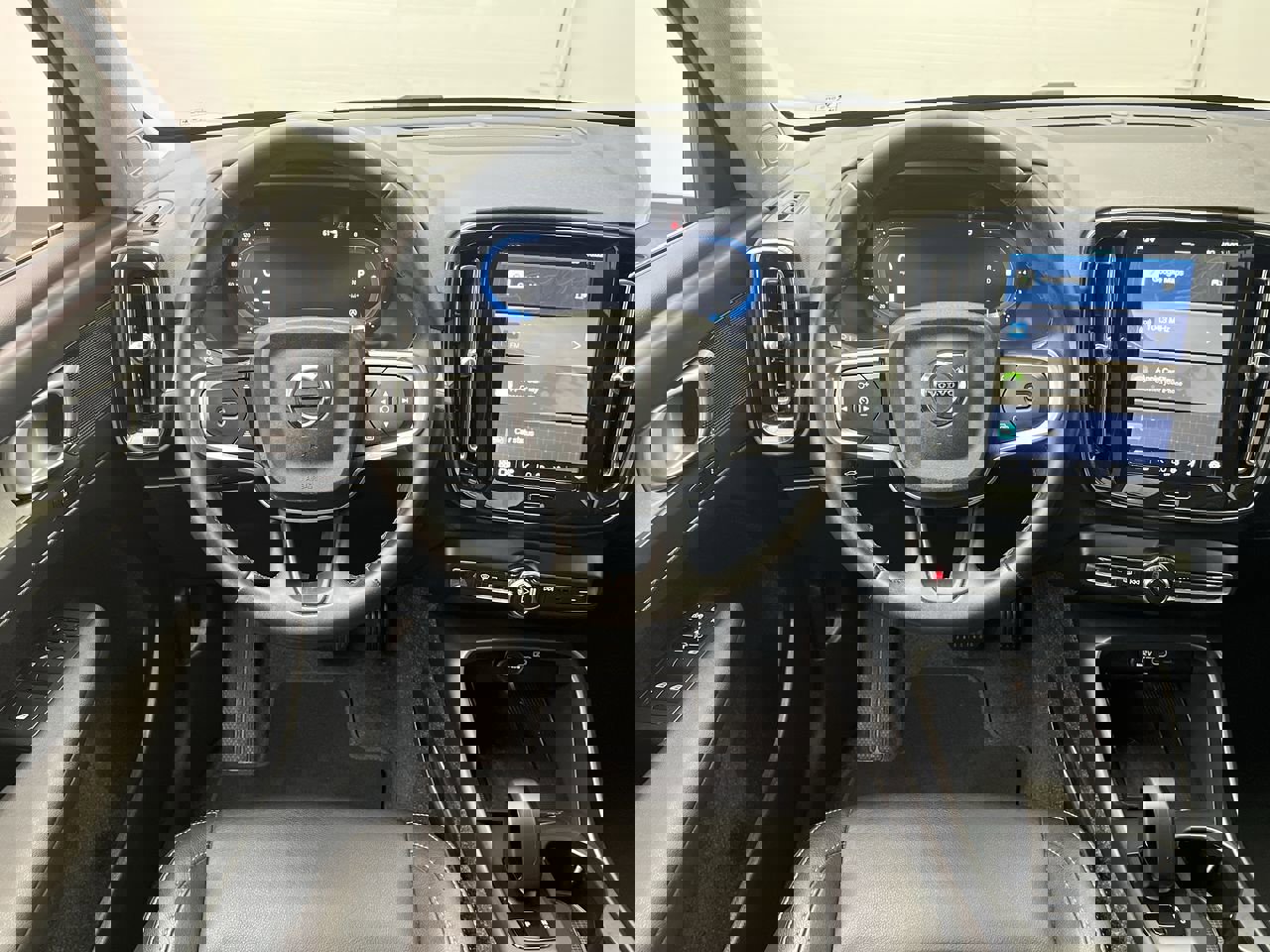 Used 2025 Volvo XC40 B5 Core image 14