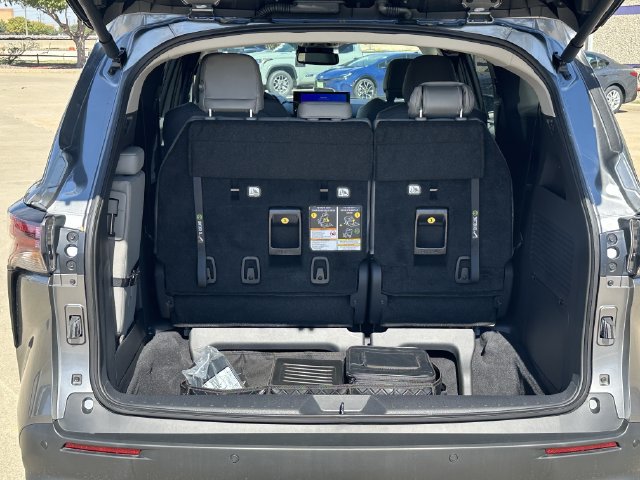Used 2026 Toyota Sienna XLE FWD image 24