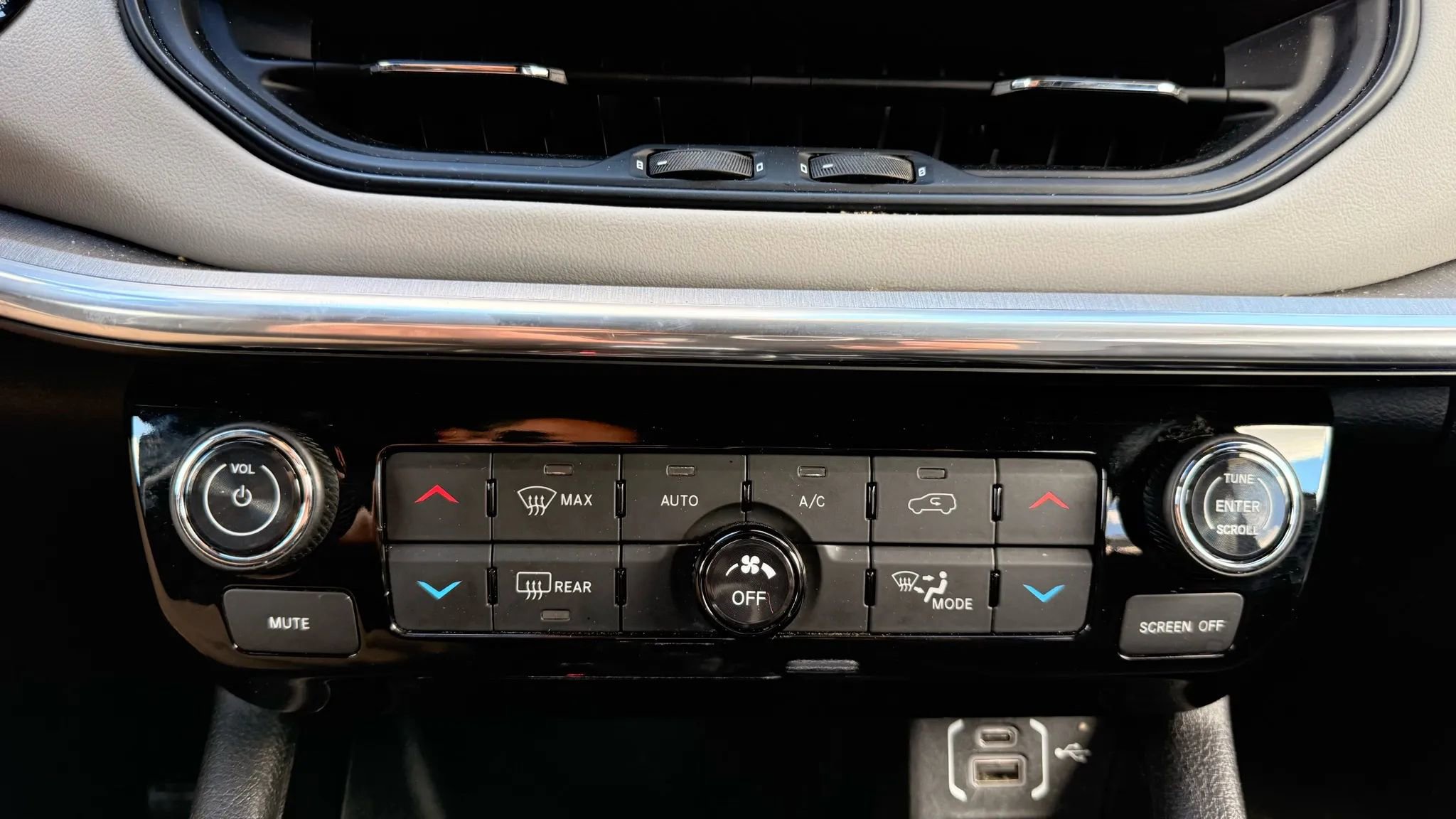 Used 2023 Jeep Compass Limited image 24