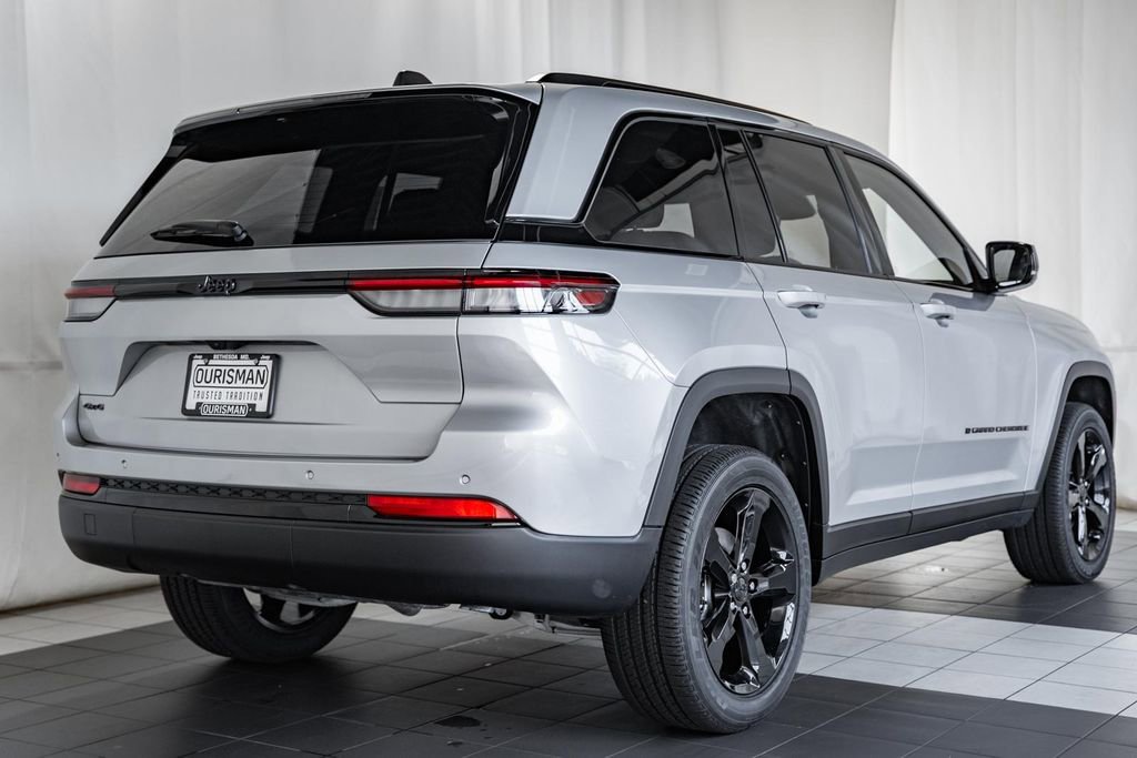 New 2025 Jeep Grand Cherokee Altitude image 4