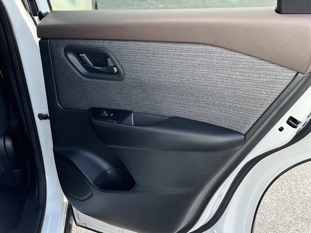 Used 2023 Nissan Rogue S AWD/4WD image 19