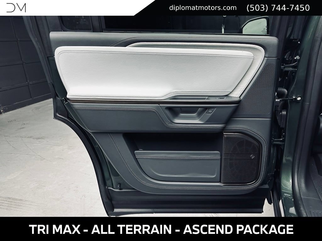 Used 2025 Rivian R1S Premium AWD/4WD image 28