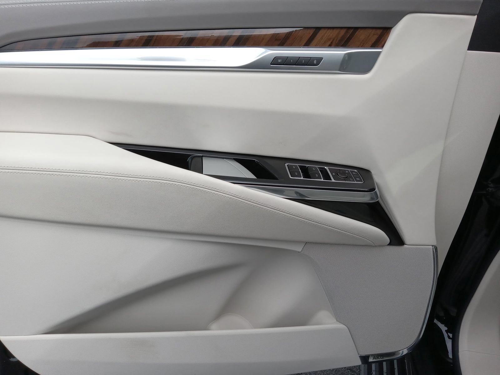 New 2026 Cadillac Escalade ESV Platinum Sport w/ LPO, ONYX Package AWD/4WD image 9