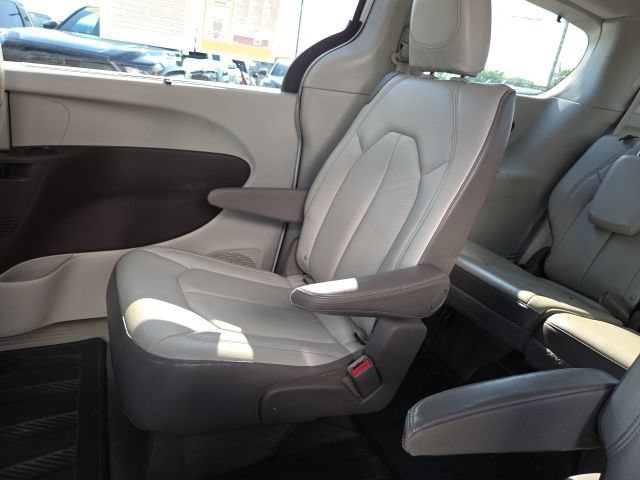Used 2017 Chrysler Pacifica Touring-L FWD image 24