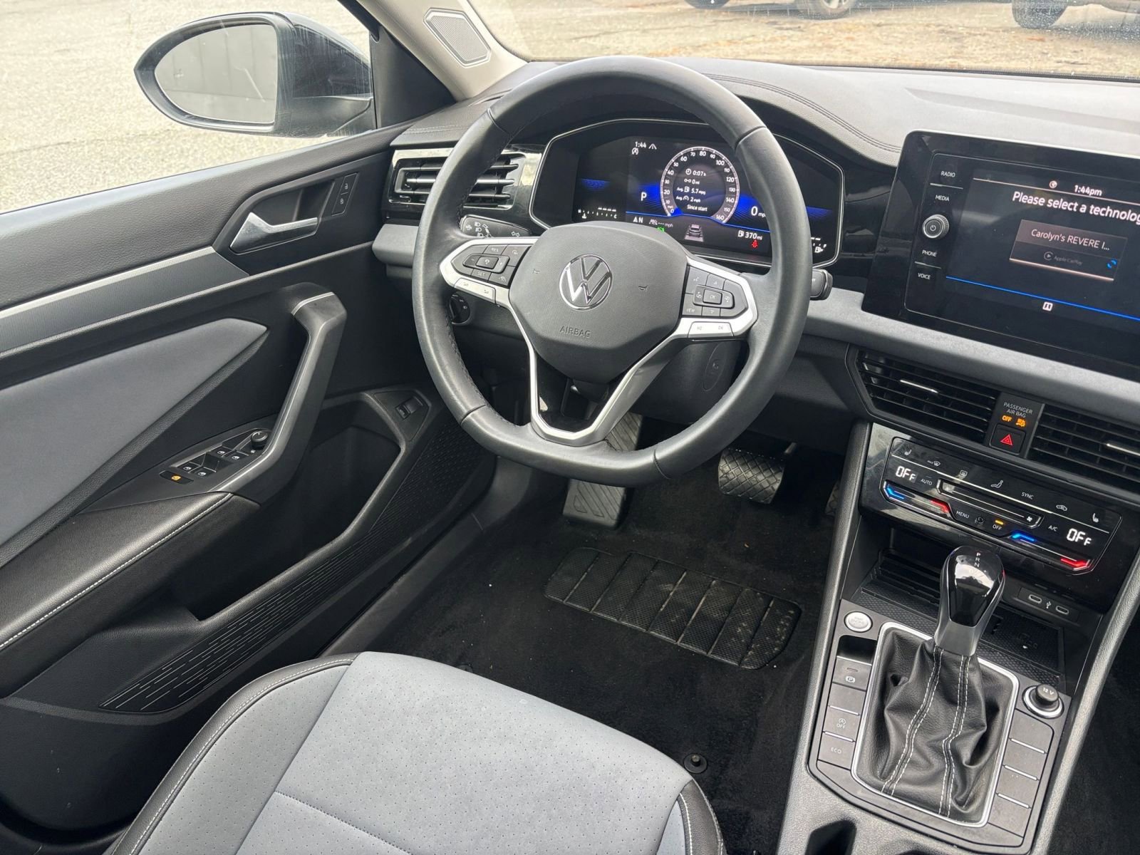 Used 2025 Volkswagen Jetta SE image 30