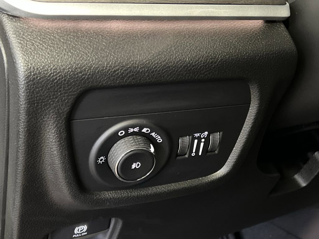 New 2025 Jeep Grand Cherokee Limited w/ Black Appearance Package image 16