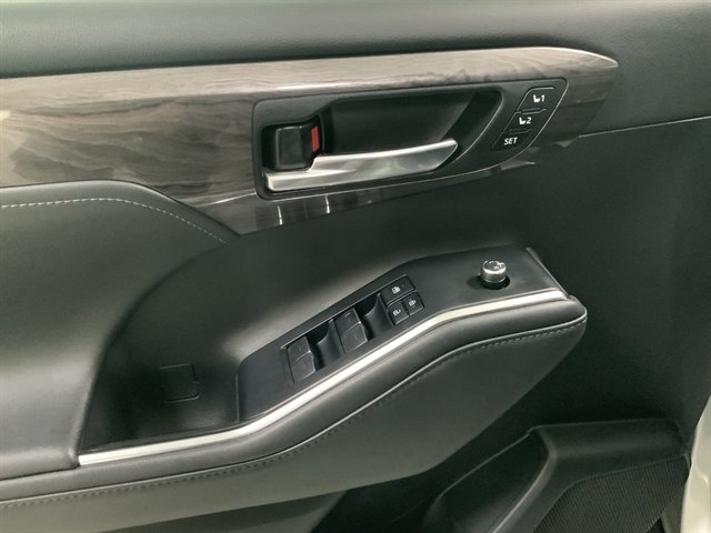 Used 2020 Toyota Highlander Limited AWD/4WD image 17