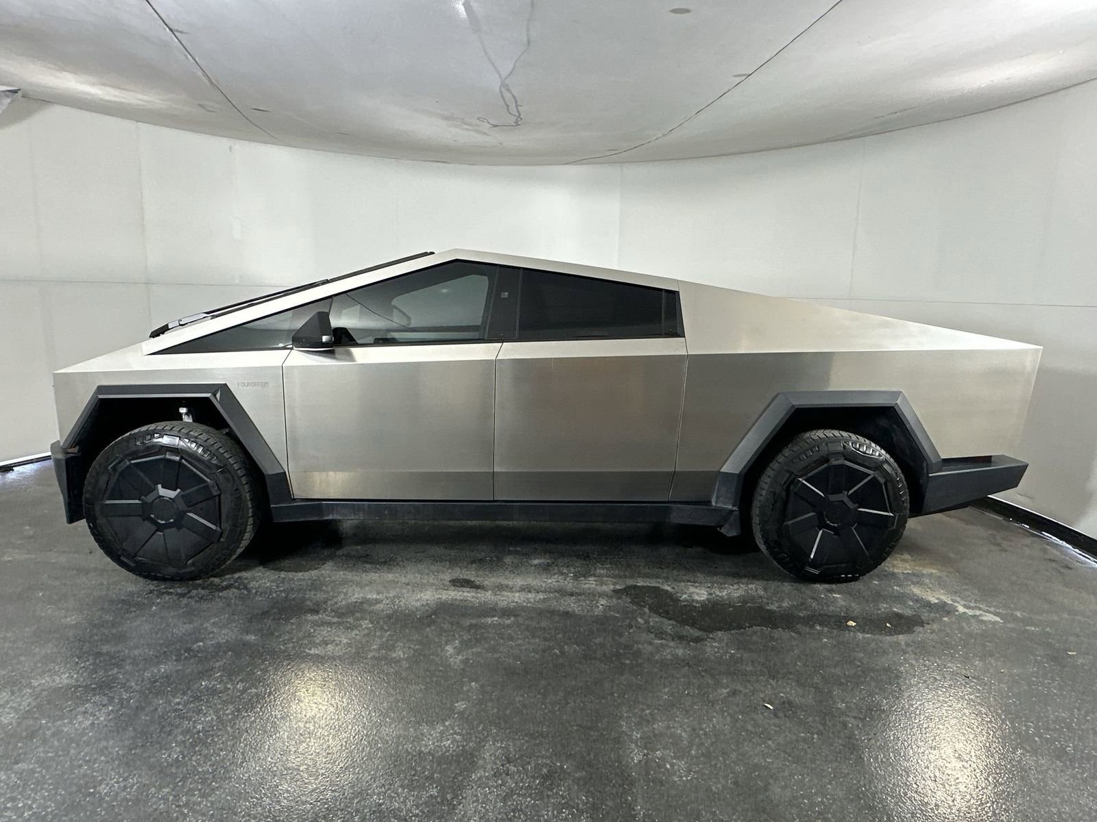 Used 2024 Tesla Cybertruck AWD Crew Cab image 8