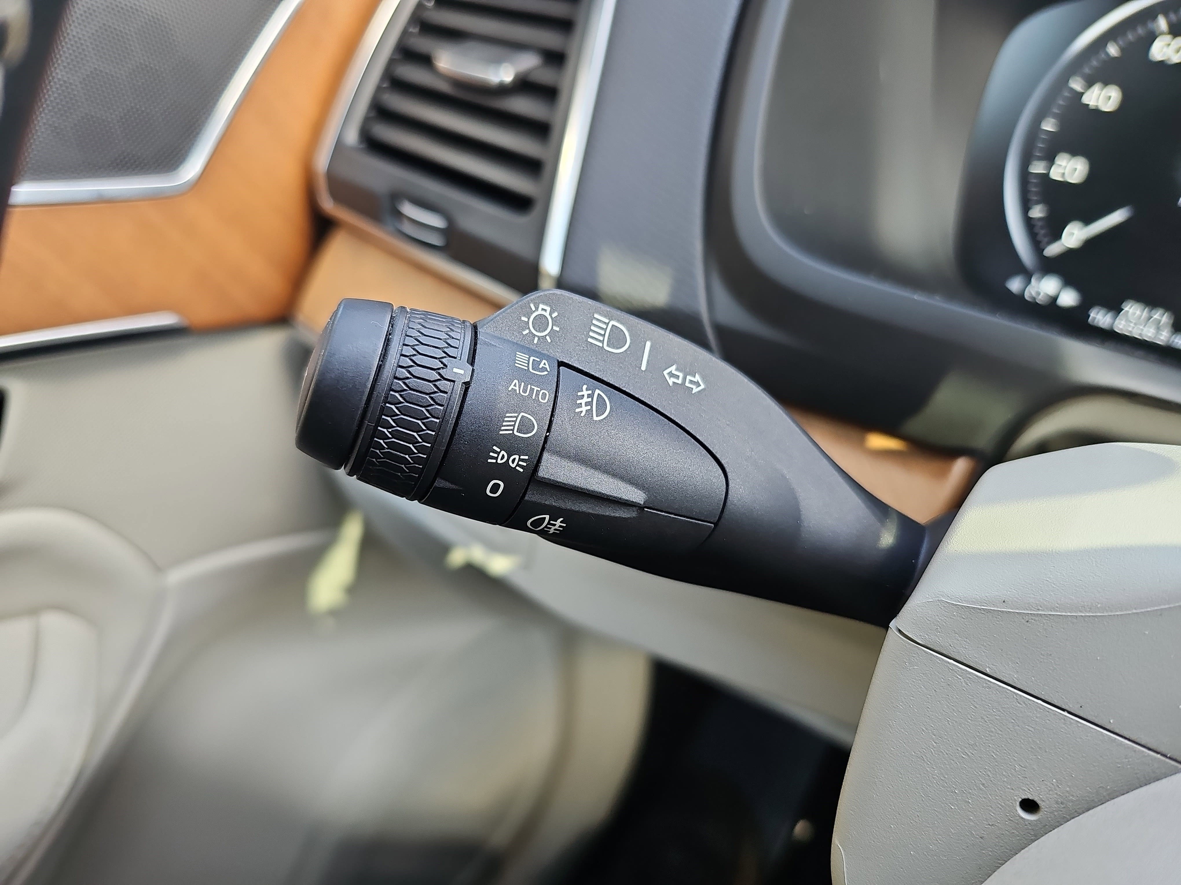 Used 2022 Volvo XC90 T6 Momentum w/ Climate Package image 26