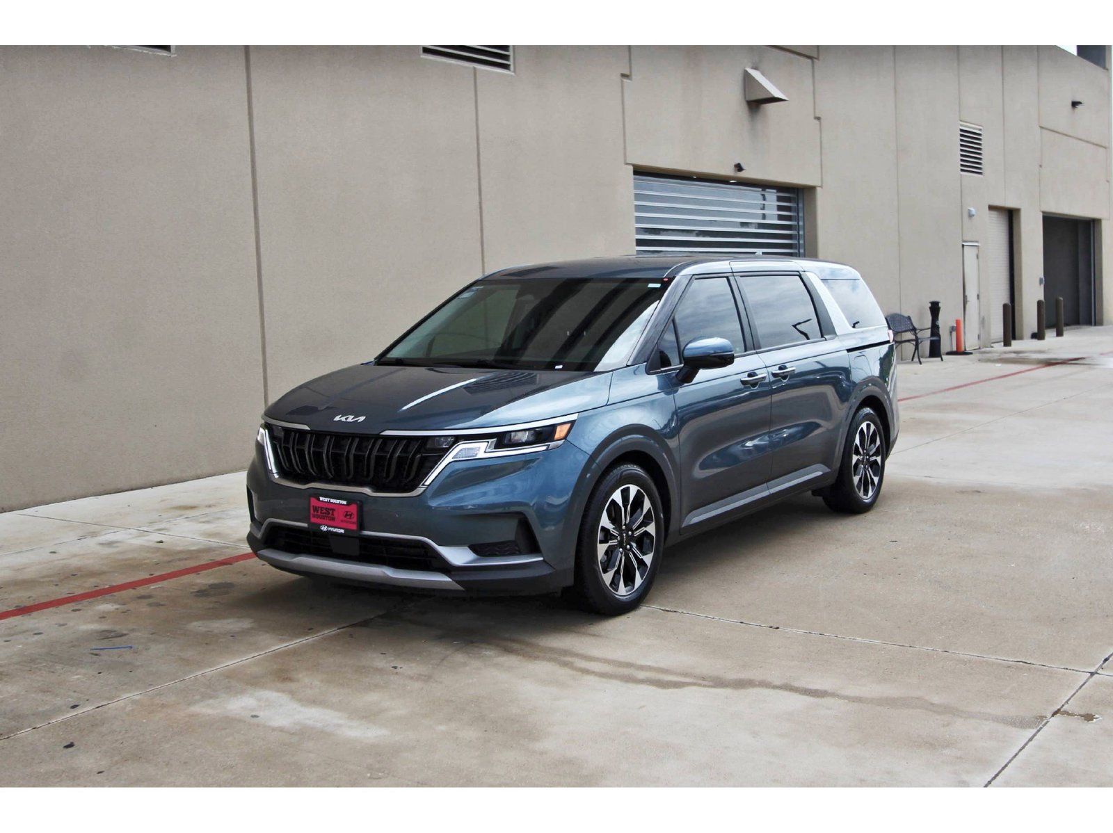 Used 2024 Kia Carnival EX FWD image 3
