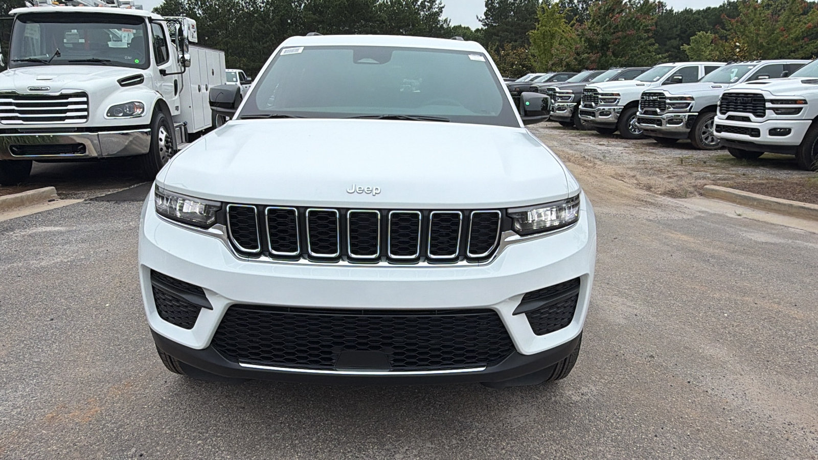 New 2026 Jeep Grand Cherokee Laredo RWD image 3