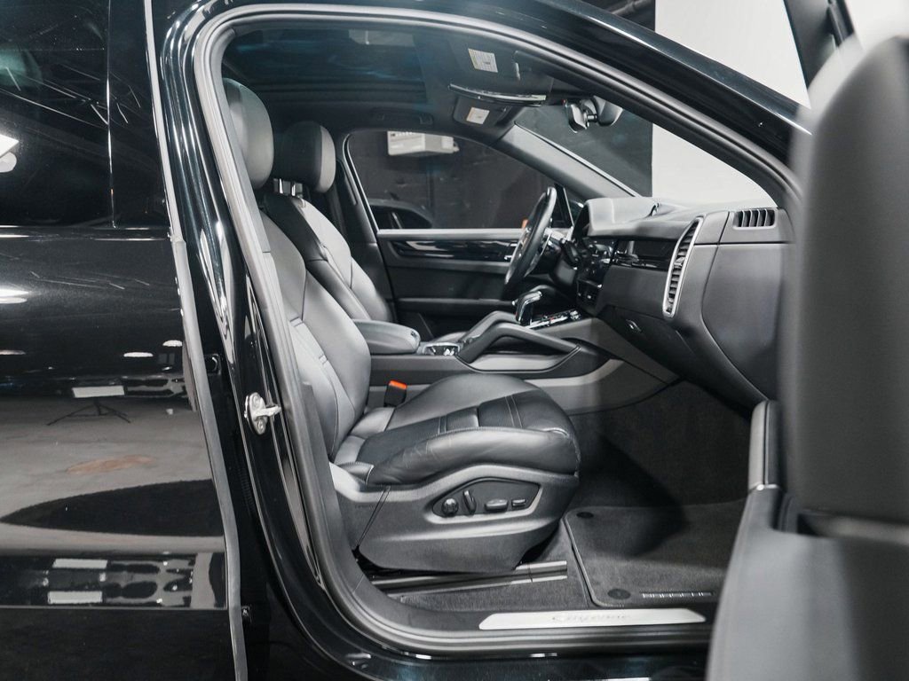 Used 2023 Porsche Cayenne w/ Premium Package image 35