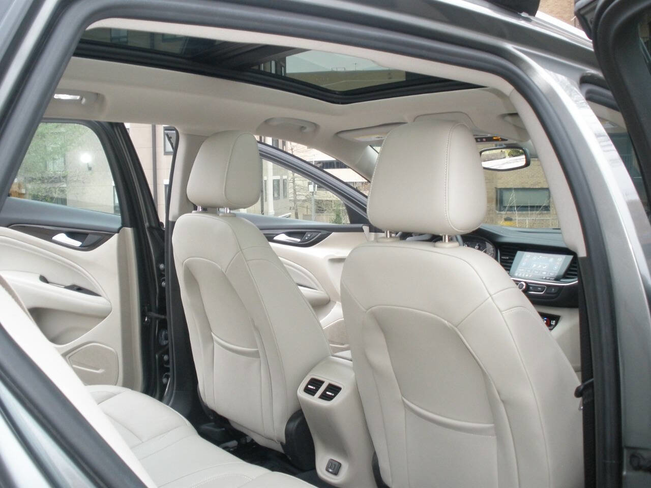 Used 2019 Buick Regal Essence w/ Driver Confidence Package I image 34