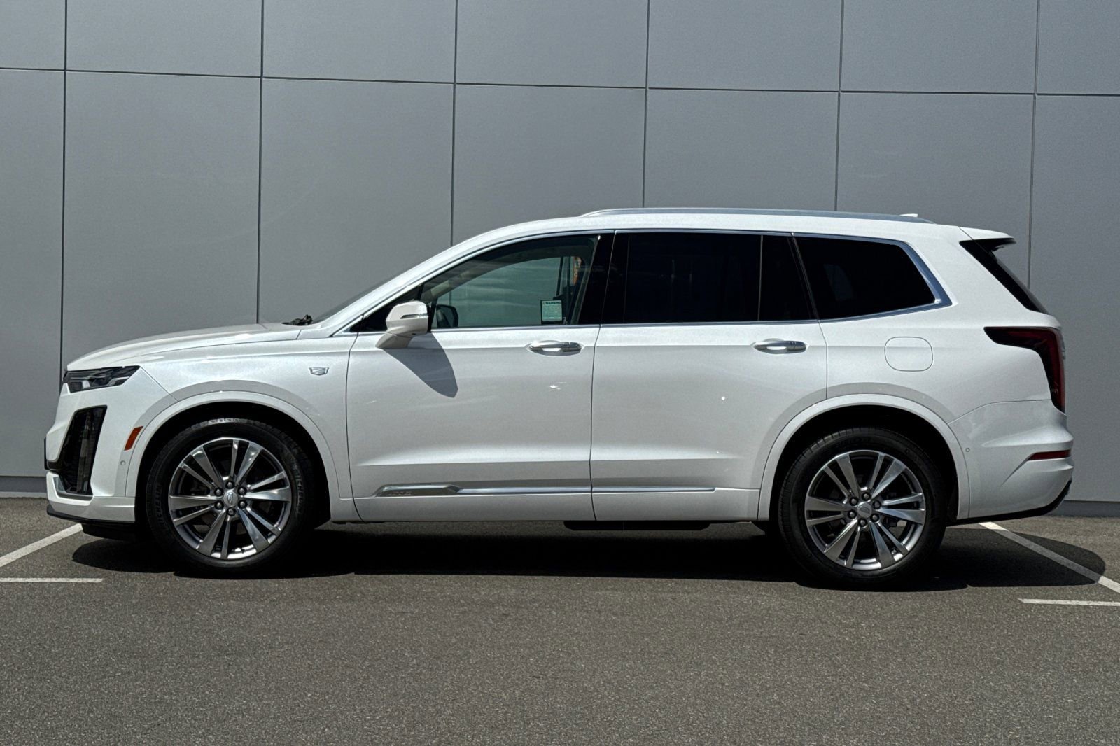 Used 2024 Cadillac XT6 Premium Luxury w/ Technology Package image 2