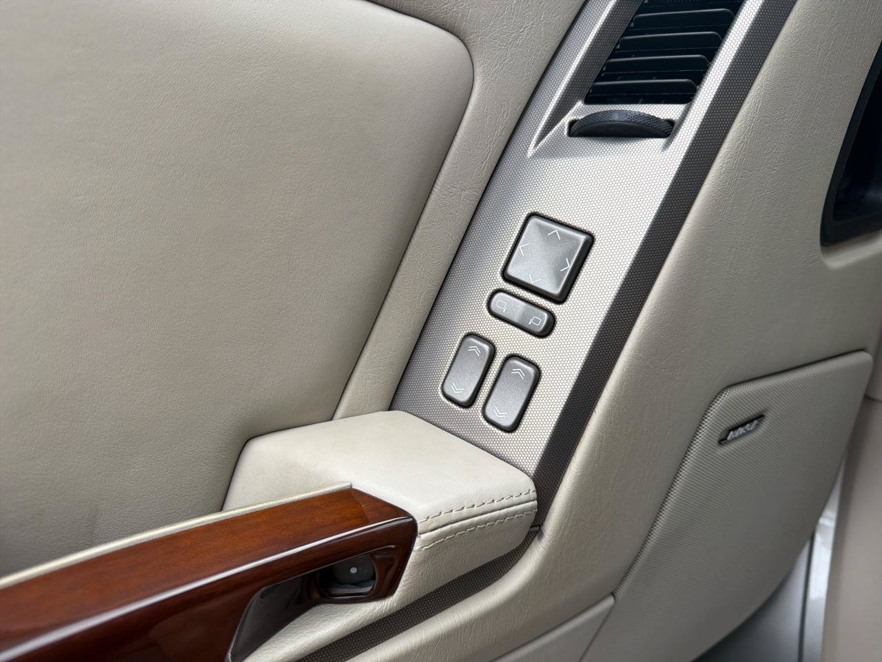Used 2005 Cadillac XLR RWD image 13