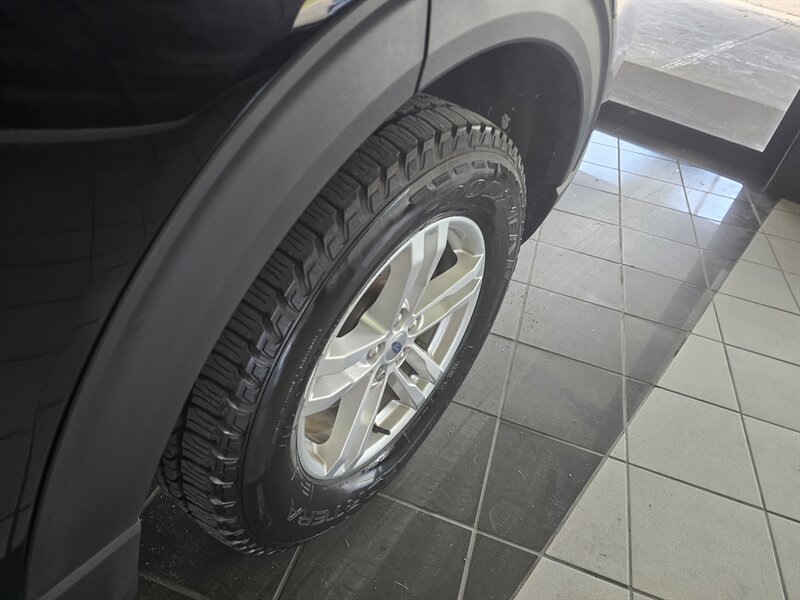 Used 2020 Ford Explorer XLT w/ Equipment Group 202A AWD/4WD image 39