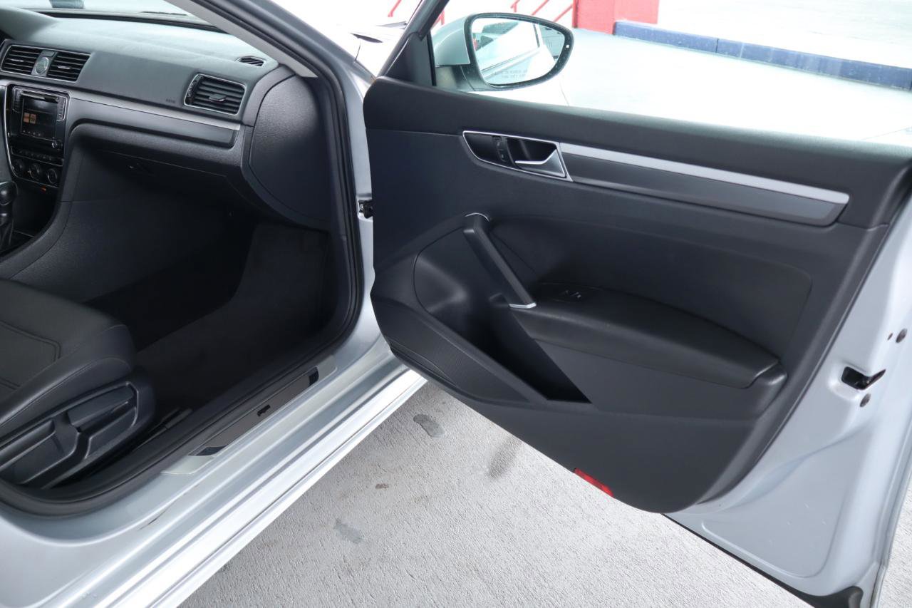 Used 2017 Volkswagen Passat 1.8T R-Line image 37