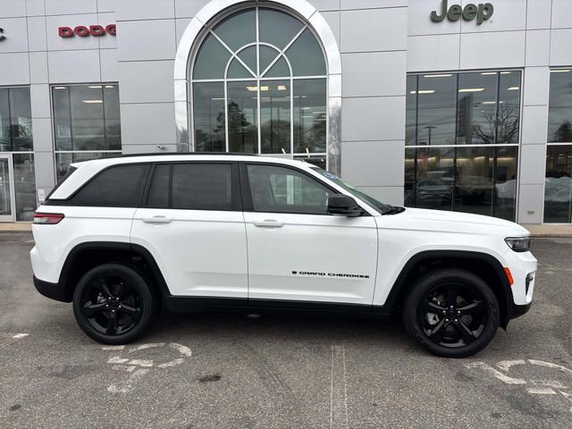 Used 2023 Jeep Grand Cherokee Limited w/ Black Appearance Package AWD/4WD image 2