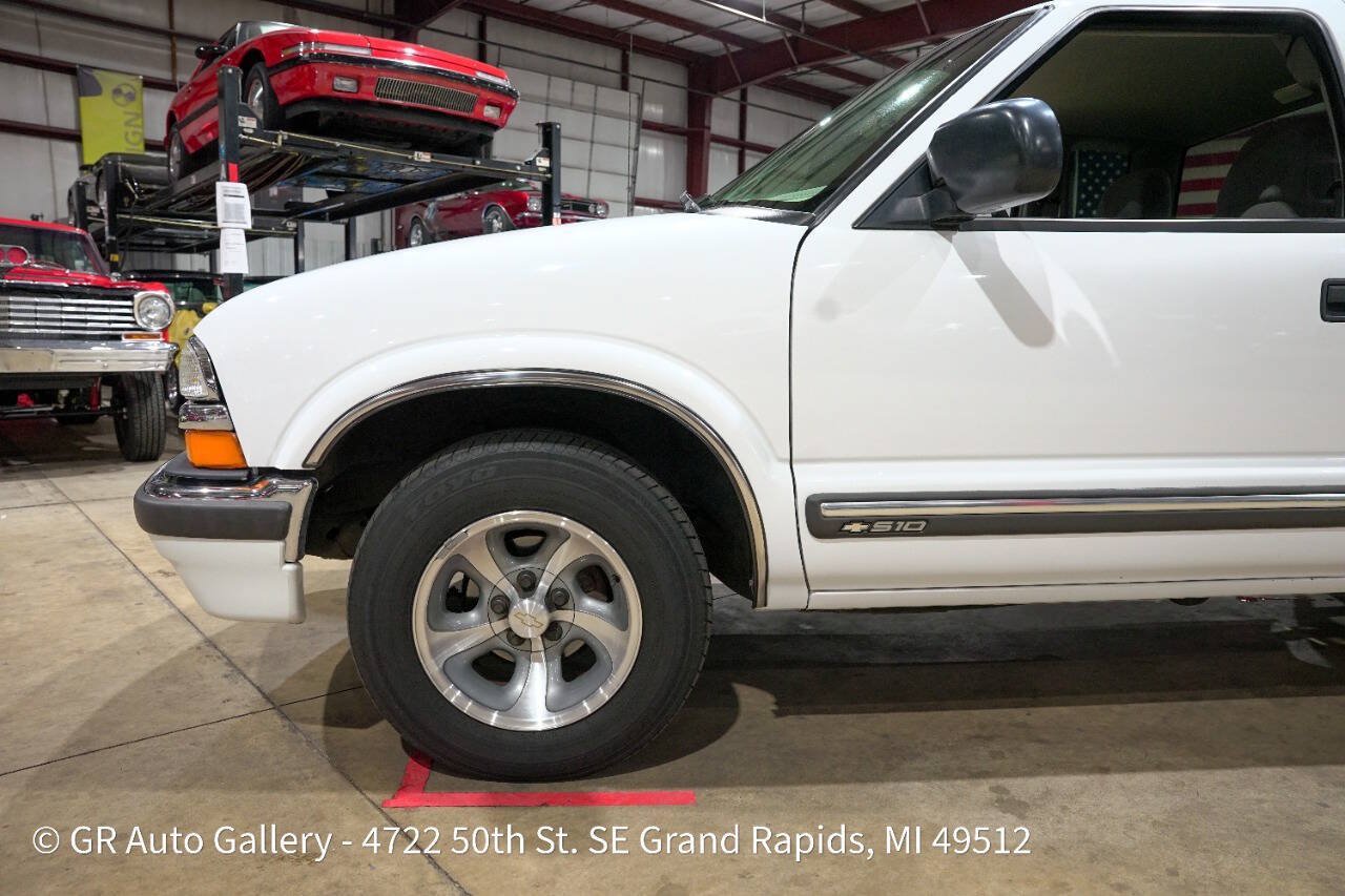 Used 2001 Chevrolet S10 Pickup LS w/ Preferred Equipment Group RWD image 3