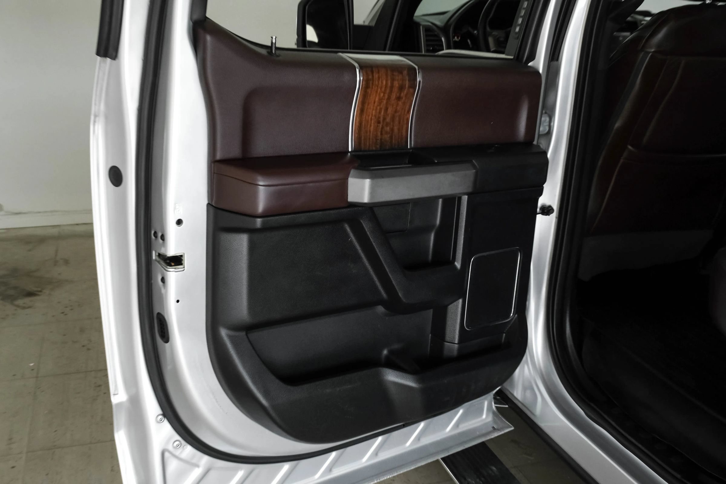 Used 2015 Ford F150 Platinum w/ Equipment Group 701A Luxury RWD image 40