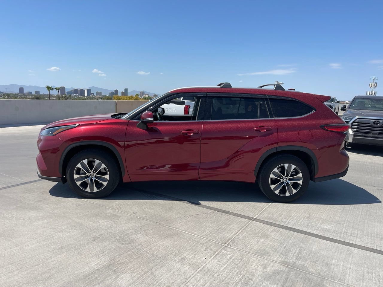 Used 2022 Toyota Highlander XLE FWD image 5