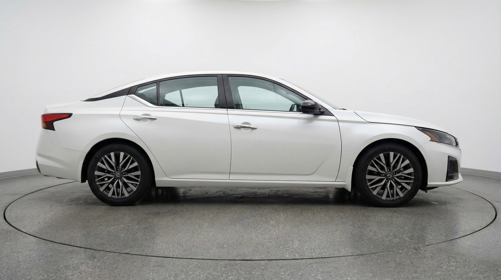 Used 2025 Nissan Altima 2.5 SV image 11
