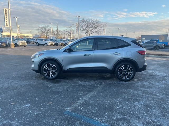 Used 2021 Ford Escape SE w/ SE Sport Appearance Package image 4