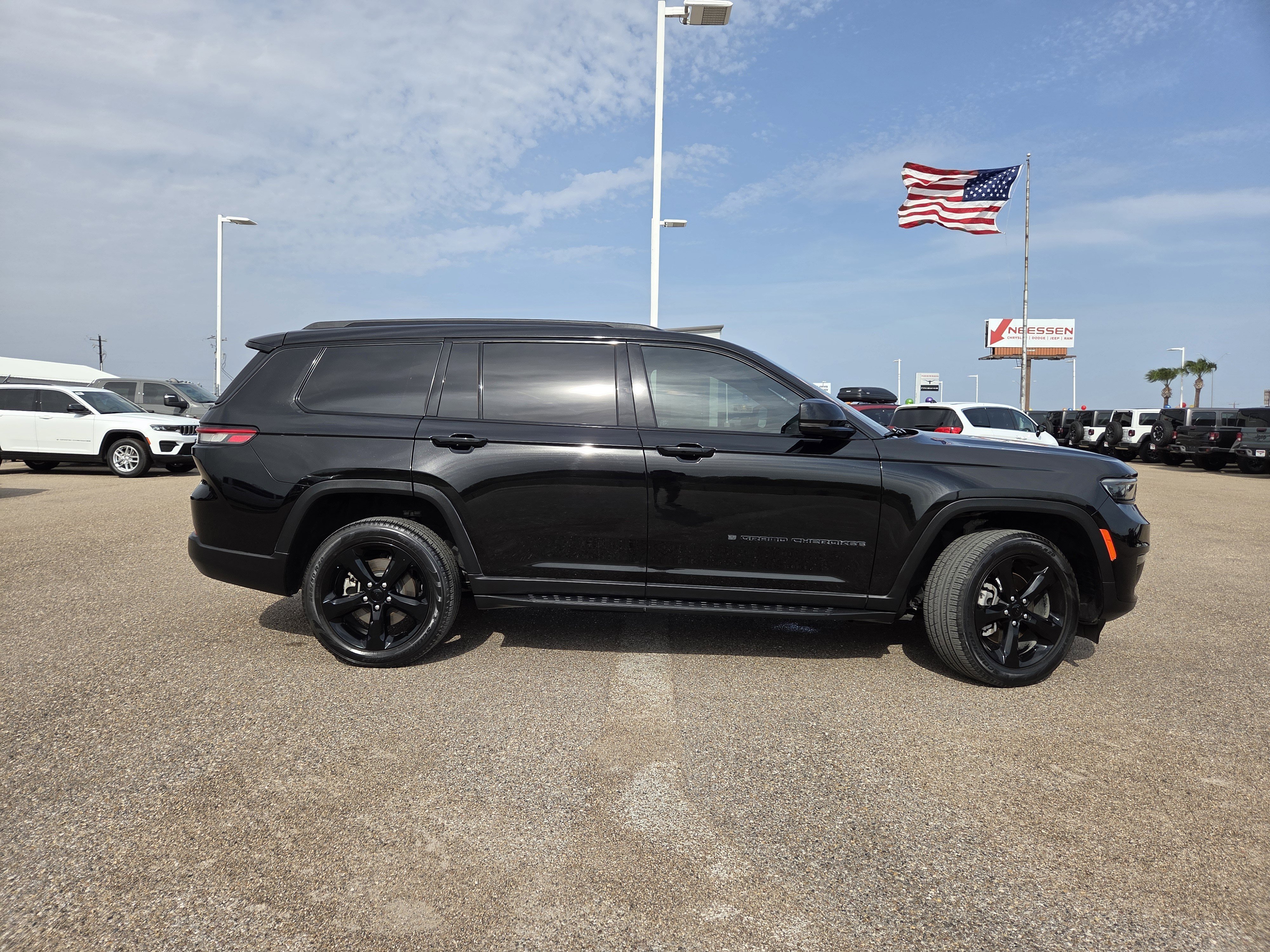 Used 2024 Jeep Grand Cherokee L Limited w/ Black Appearance Package image 8