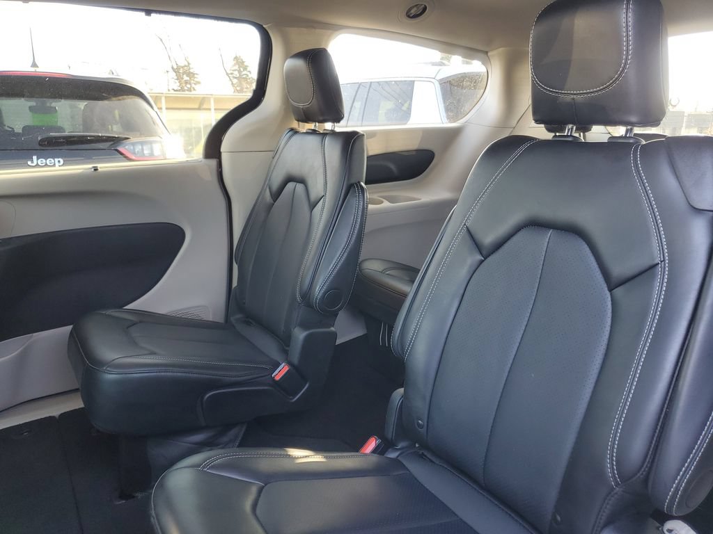 Used 2024 Chrysler Pacifica Touring-L FWD image 35