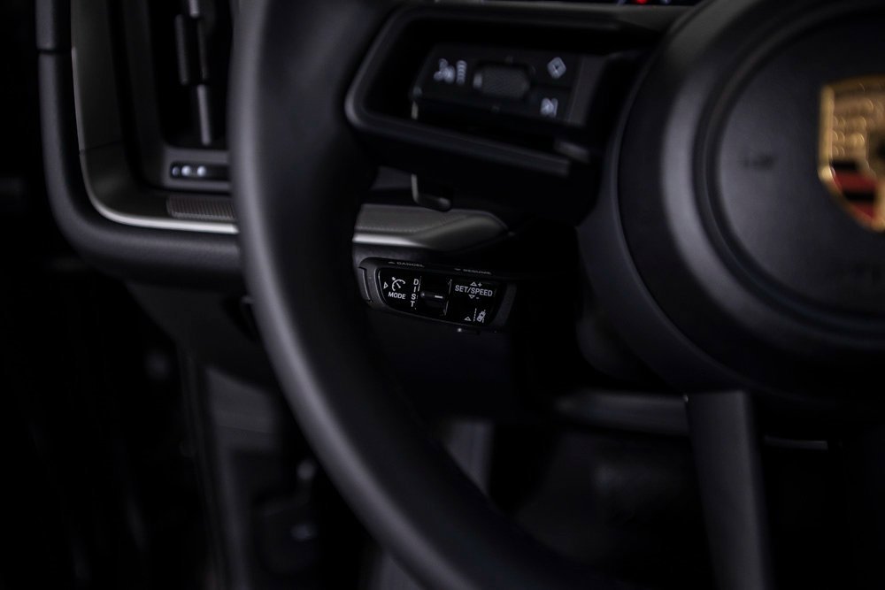 Used 2025 Porsche Cayenne image 38