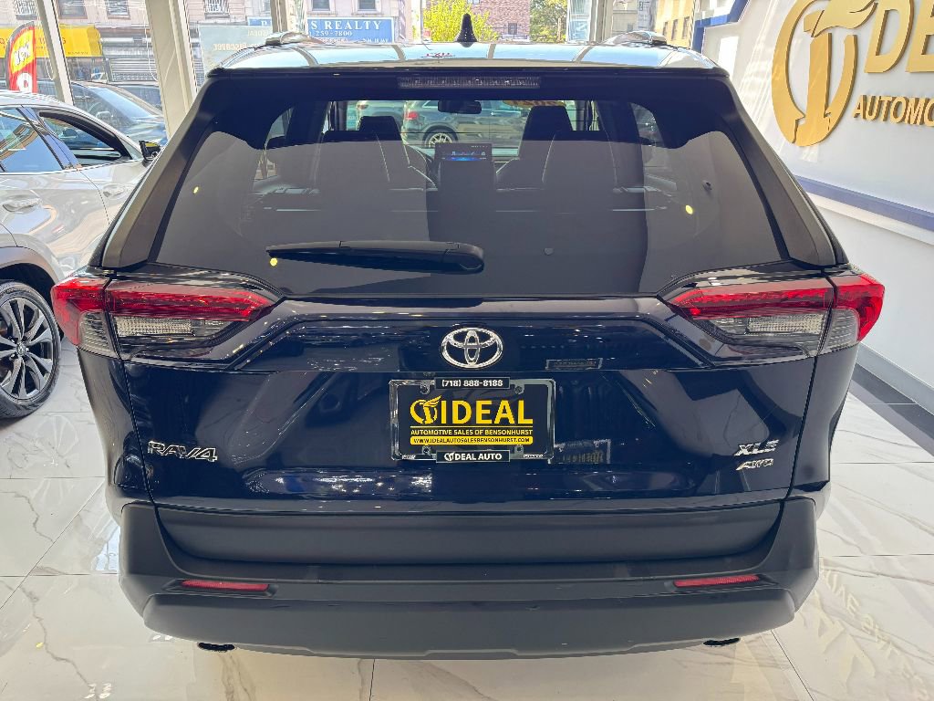 Used 2021 Toyota RAV4 XLE Premium image 5