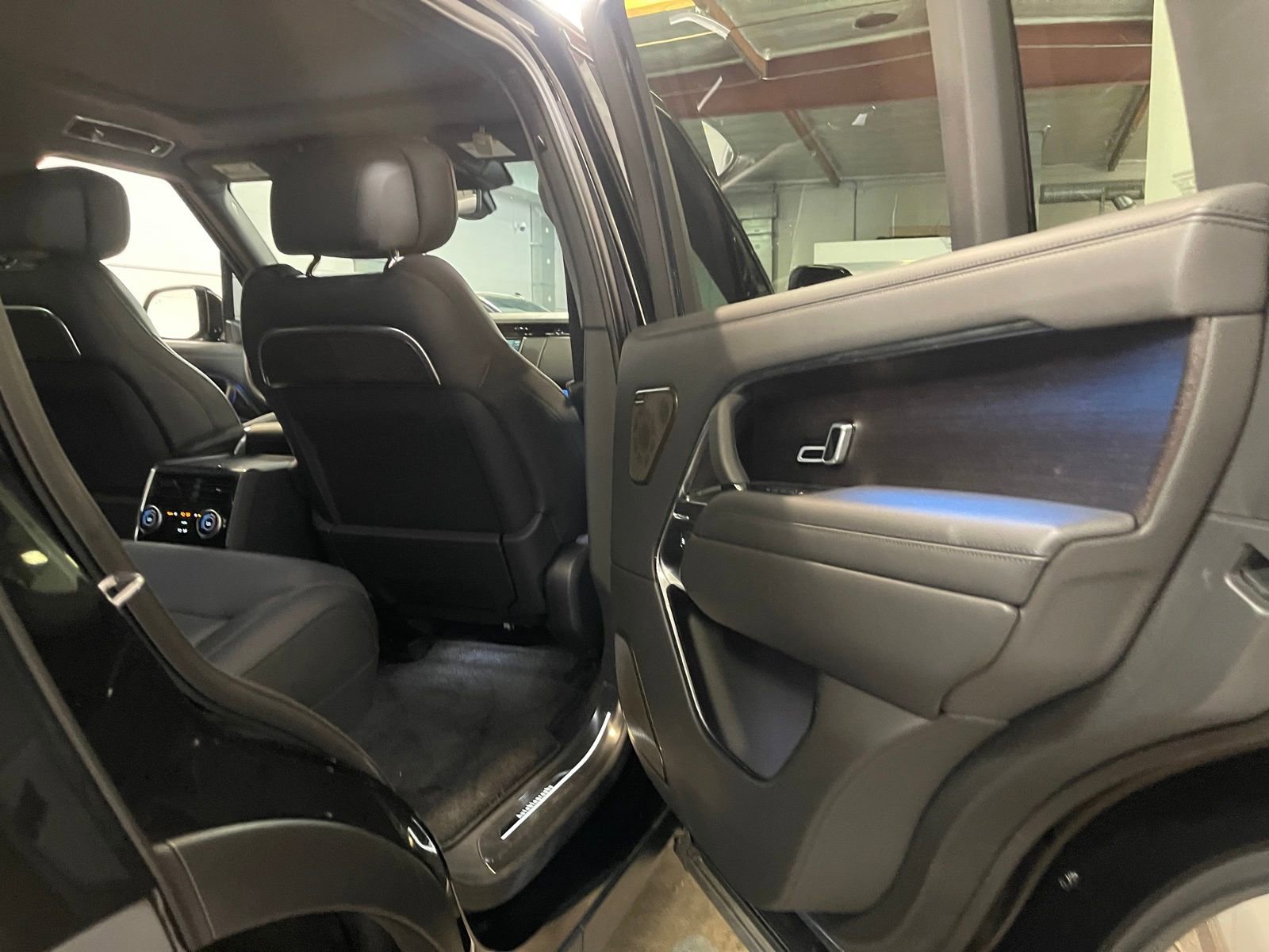 Used 2025 Land Rover Range Rover Long Wheelbase Autobiography image 24