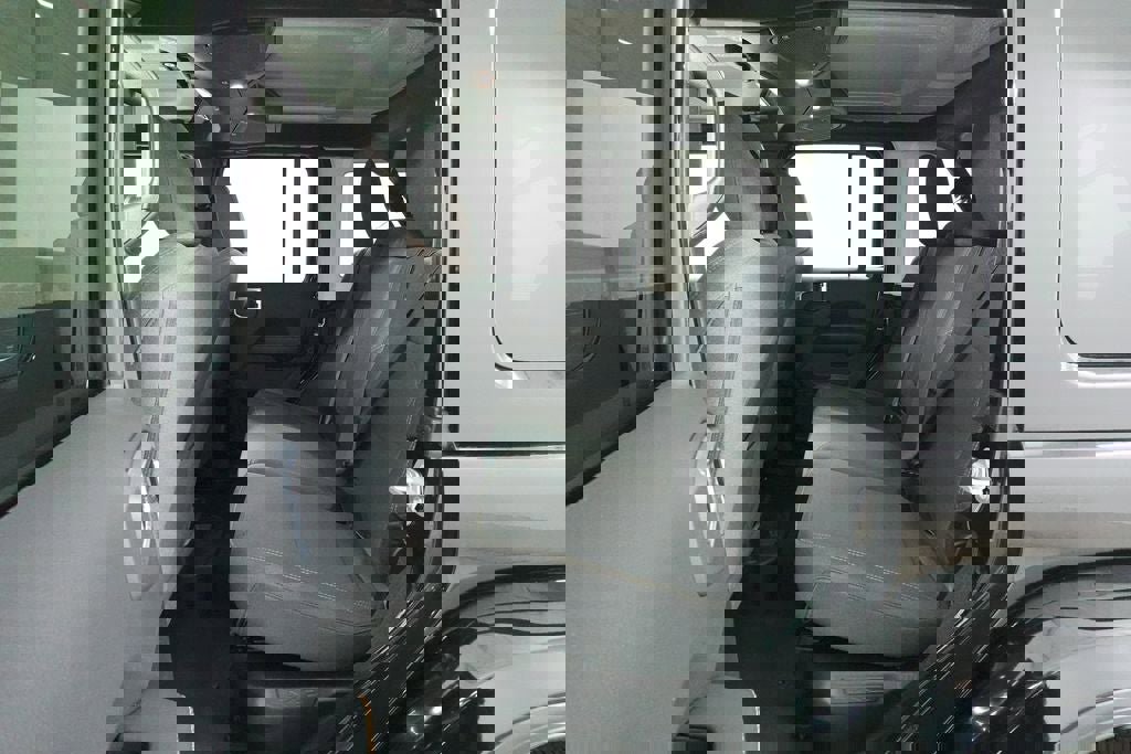 Used 2025 Jeep Wrangler Unlimited Sahara image 25