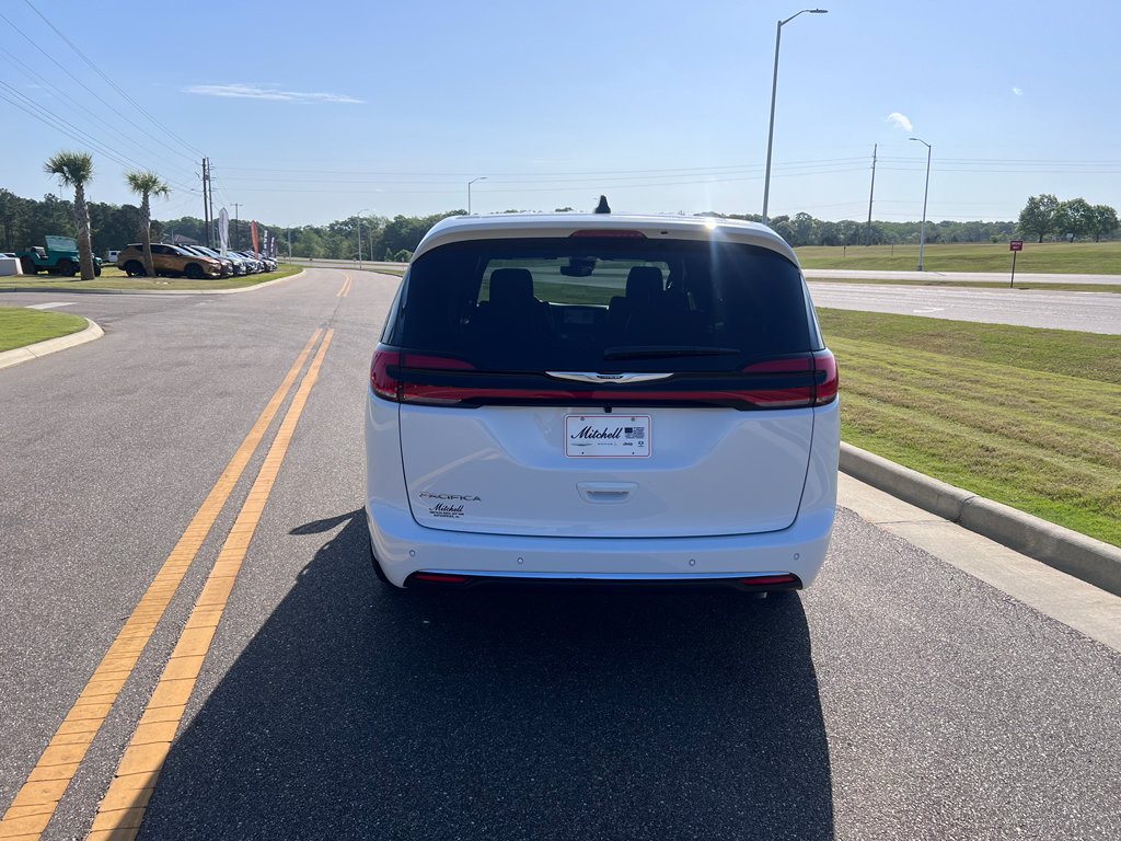 New 2026 Chrysler Pacifica Select FWD image 8