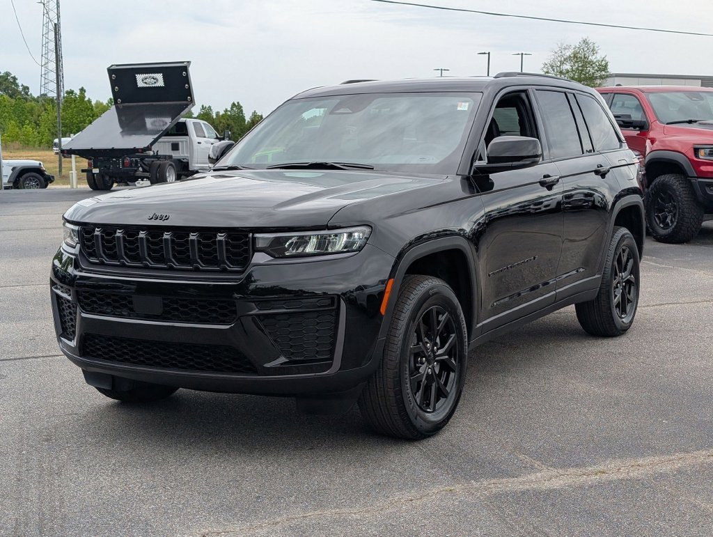New 2026 Jeep Grand Cherokee Altitude RWD image 4