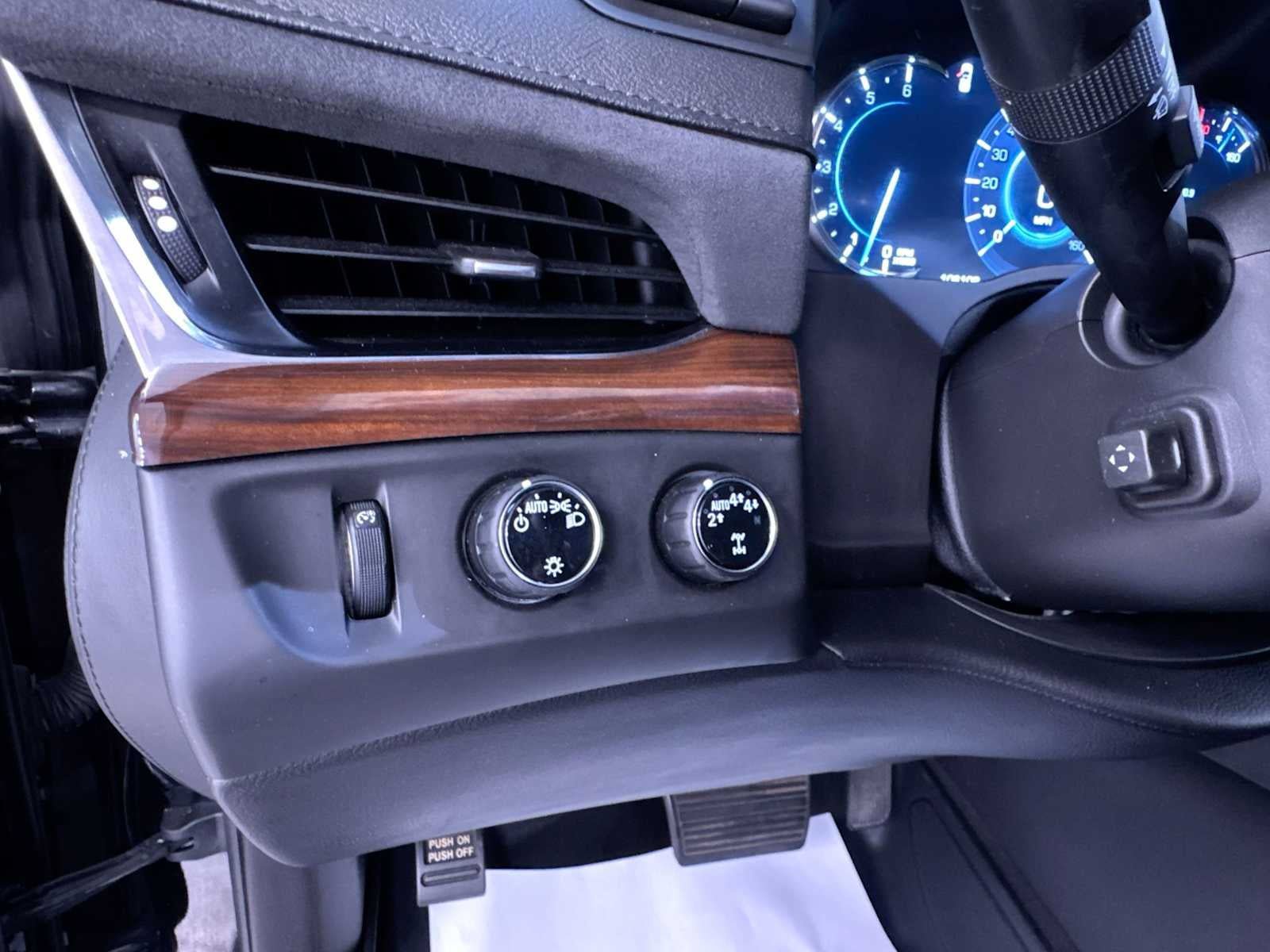 Used 2018 Cadillac Escalade Luxury AWD/4WD image 16