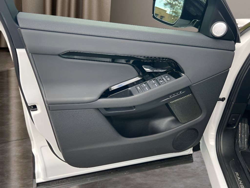 Used 2025 Land Rover Range Rover Evoque Dynamic SE image 19