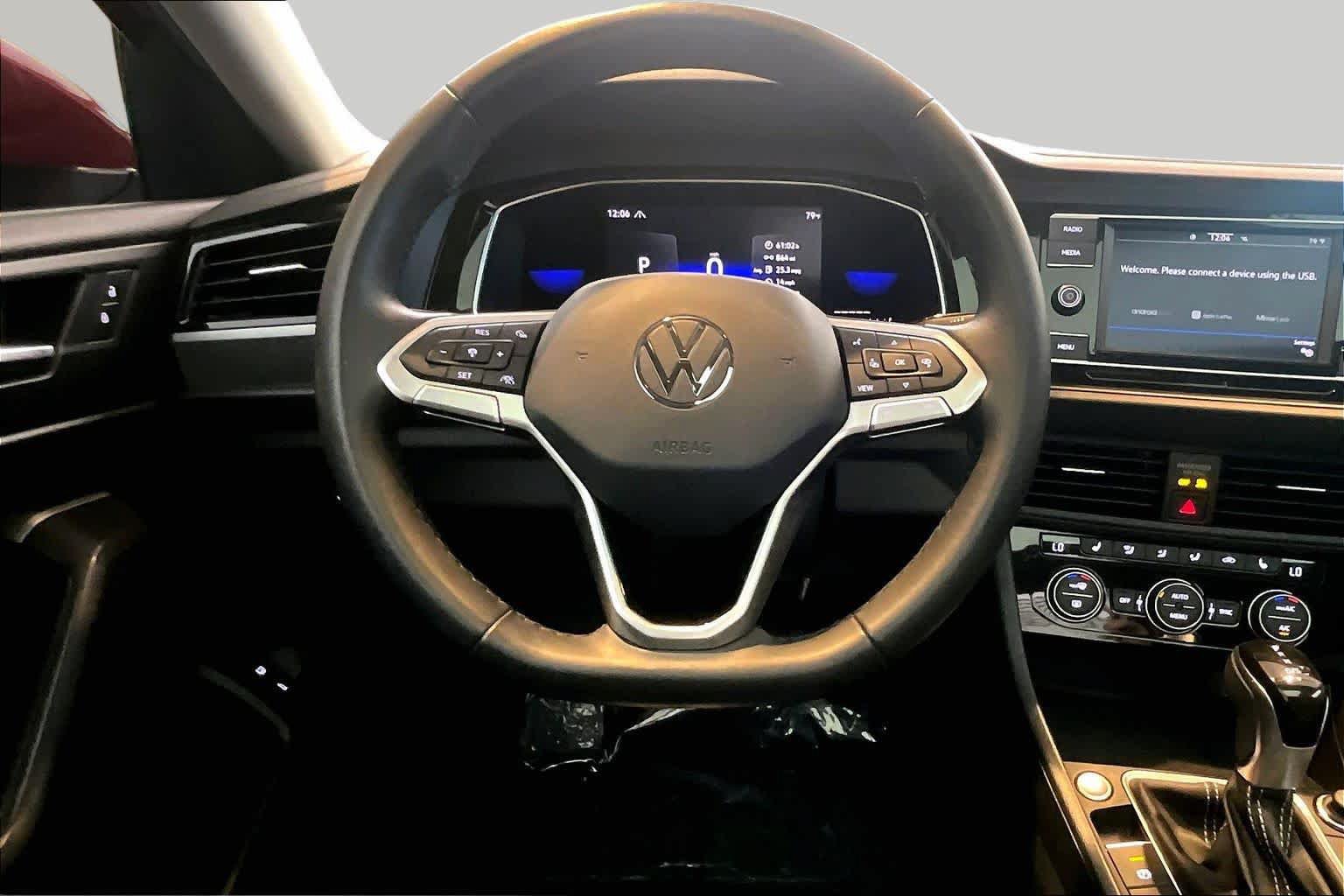 Used 2022 Volkswagen Jetta SE w/ Panoramic Sunroof Package FWD image 6