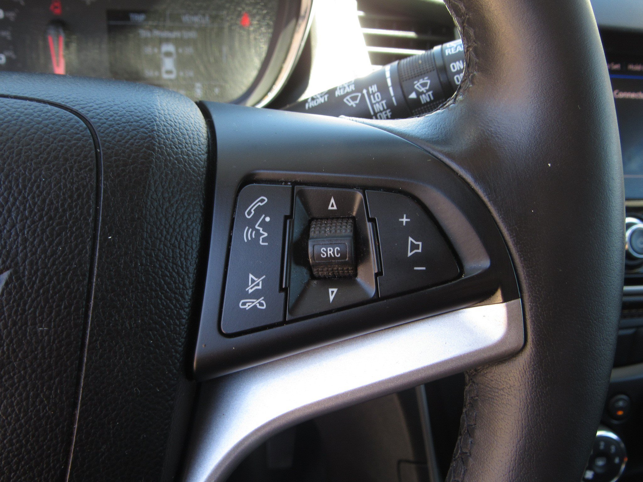 Used 2021 Chevrolet Trax LT w/ Midnight Edition FWD image 24
