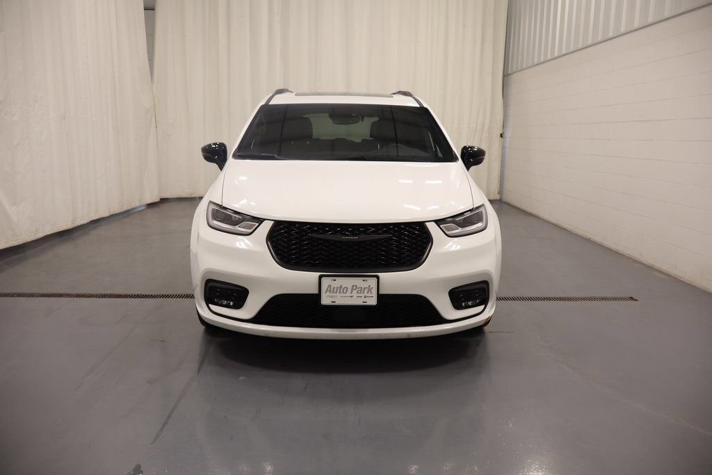 Used 2025 Chrysler Pacifica Limited image 3