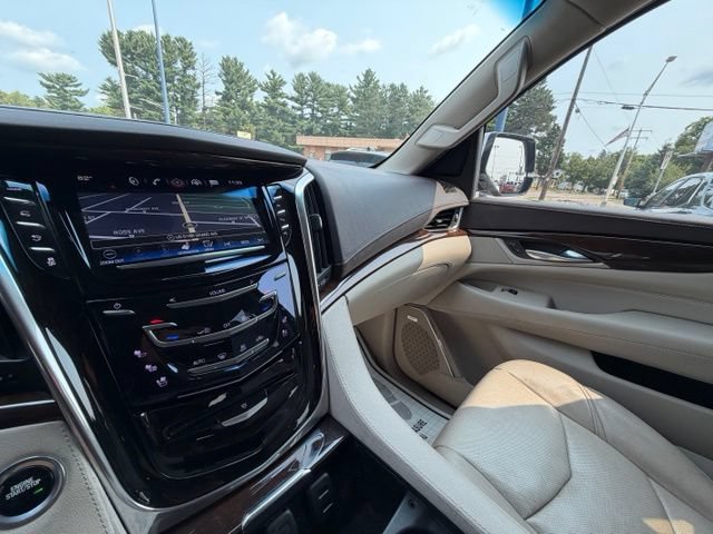 Used 2017 Cadillac Escalade ESV Luxury AWD/4WD image 27